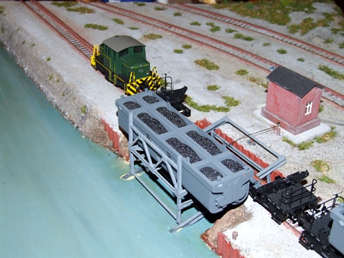 Westpfahlfloss 2 Eine Floss wird von der Schiene aus per Lastaufzug zu Wasser gelassen.